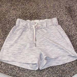 LULULEMON SHORTS - color - we are from space nimbus SIZE 0